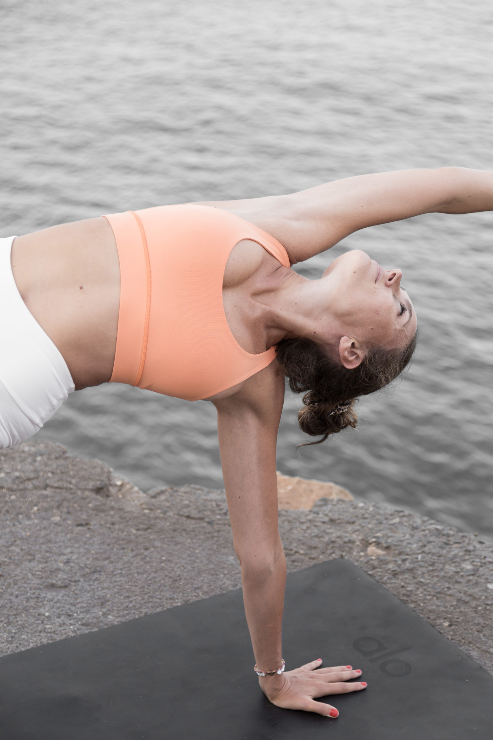 Posture de yoga planche de côté à la plage