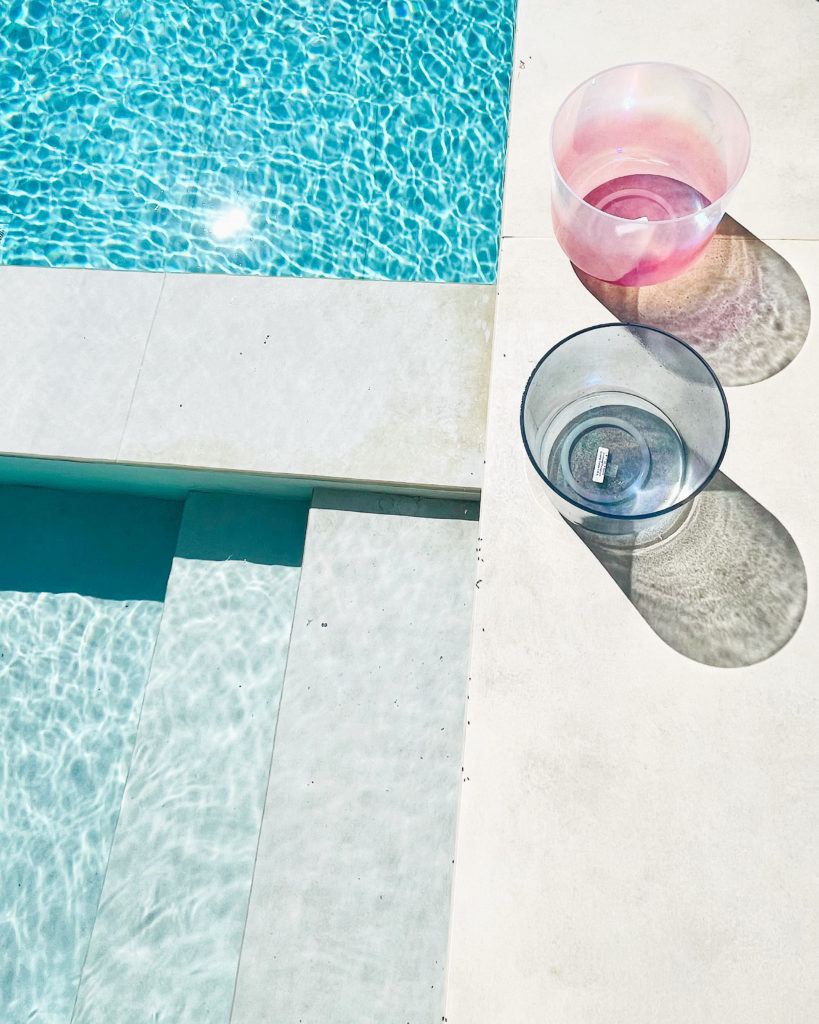 YOGA HINA bols en cristal pour relaxation. Ambiance piscine et soleil.