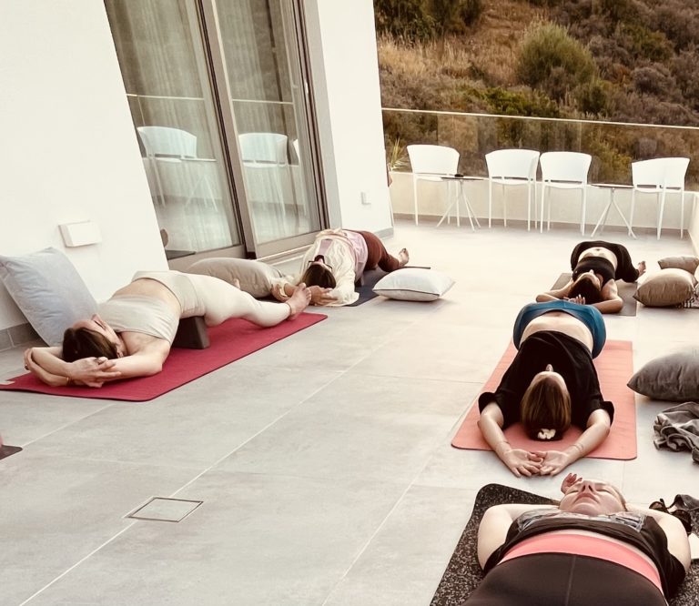 YOGA HINA seance de yoga. Yogis en extension et ouverture du coeur. Yoga en plein air