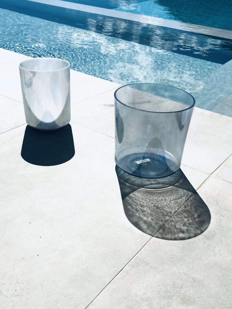 Bols chantants en cristal pour bain sonore et cours de yoga décor piscine et soleil