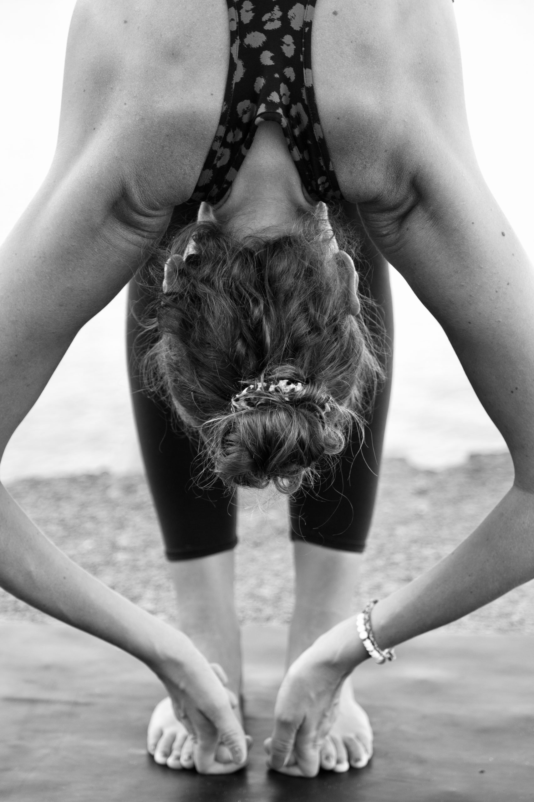 YOGA HINA posture de yoga. Uttanasana. Noir et blanc.