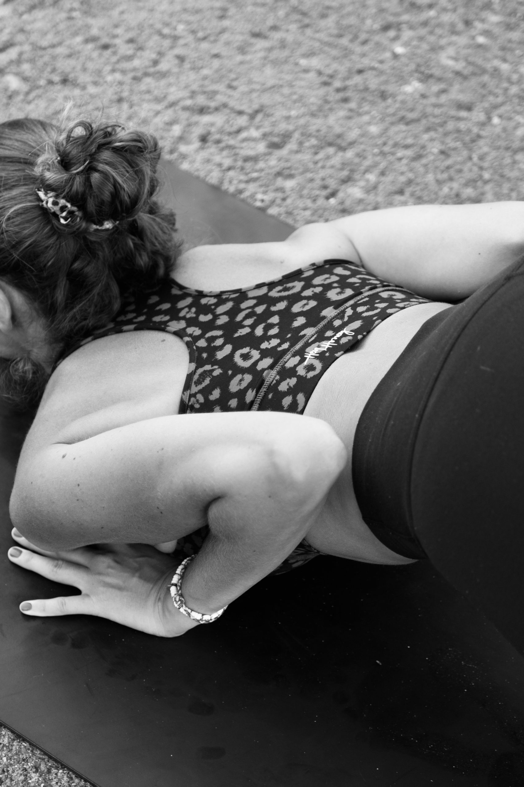 Posture de yoga sur la plage menton poitrine au sol coudes serrés aux cotes